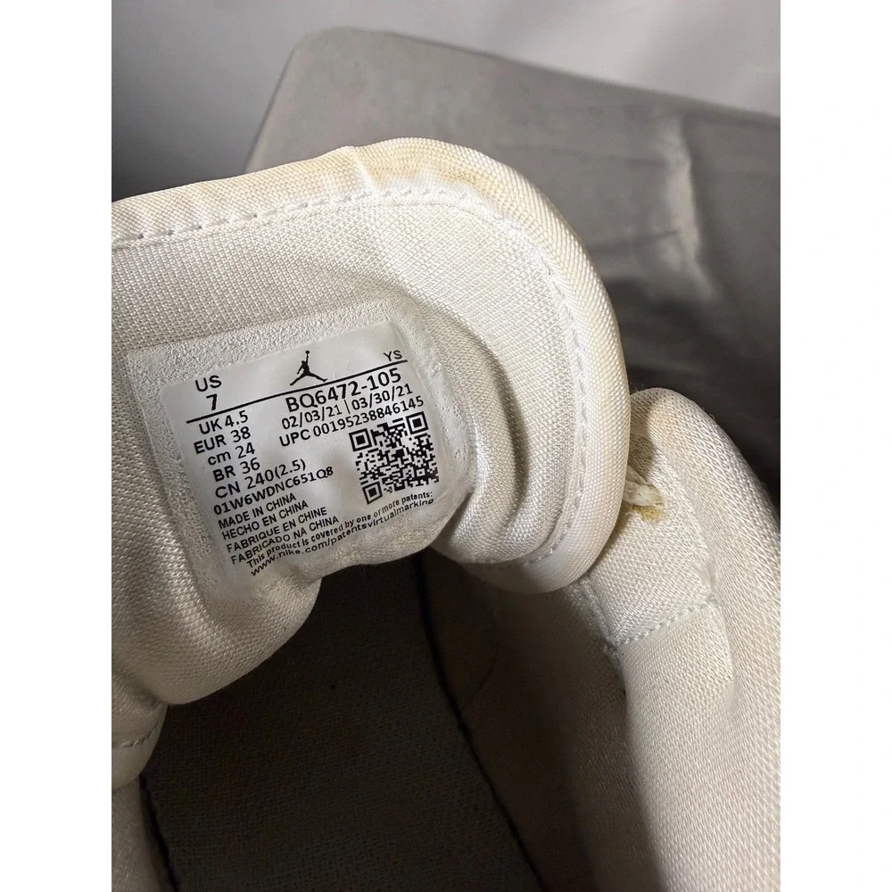 Nike Air Jordan 1 Mid Womens Size 7 Grey White Black Gum Sole Sneaker BQ6472-007
